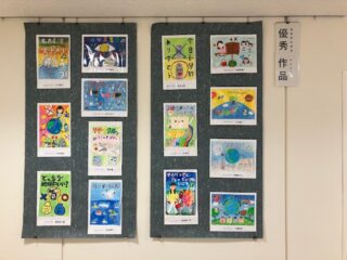 令和8年度環境週間ポスター優秀作品（住友重機械温水プール2階ロビー）